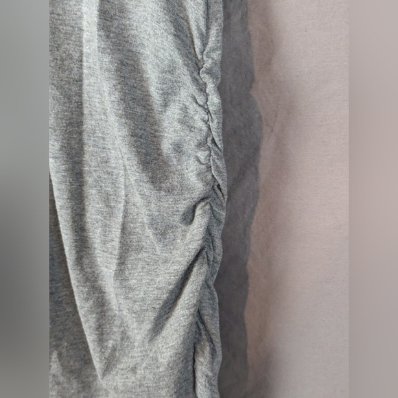 Maternity Mama Bear tshirt in medium with ruching in gray/black - Picture 6 of 9